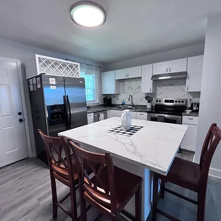 Holiday home Charming 3 Bdrm In - 1 Mile To Uptown