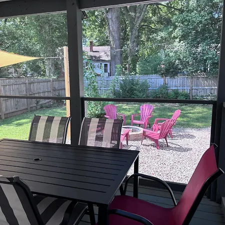Charming 3 Bdrm In - 1 Mile To Uptown Holiday home *