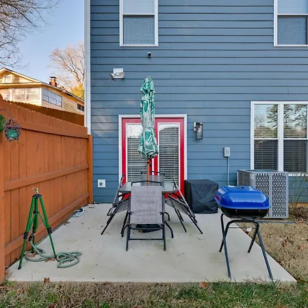 Getaway With Yard - 3 Mi To Uptown! Holiday home