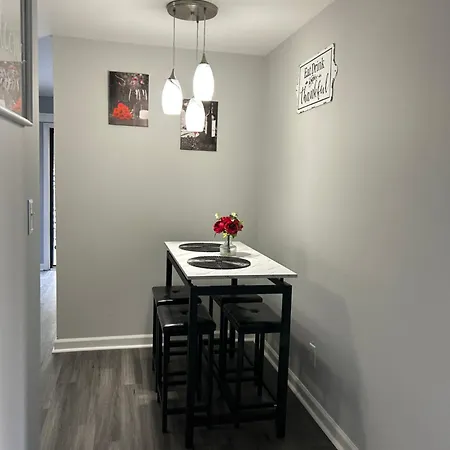 Cozy Home, 10 Minutes Away From Downtown Villa *