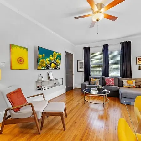 Bright And Restful 2br Near Uptown With Balcony