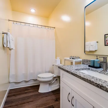 Holiday home Uptown Charlotte 3Br | Grill + Fire Pit *