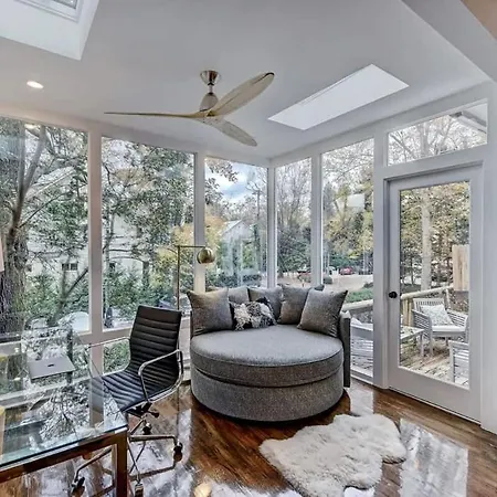 Modern 2br With Sunroom Near Uptown Holiday home