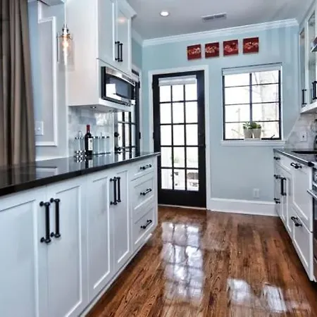 Beautifully Furnished Modern 2br With Balcony * Charlotte
