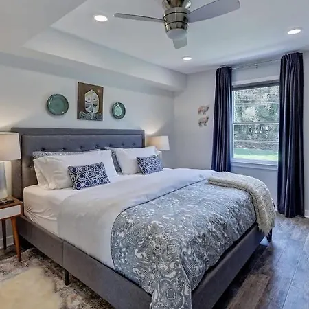 Spacious Conveniently Located 1br In Myers Park Holiday home