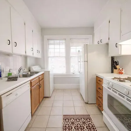 Elegant 1br King Condo, Elizabeth-plaza Midwood Holiday home *