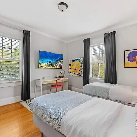 Bright And Restful 2br Near Uptown With Balcony Holiday home *