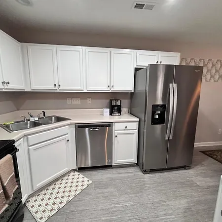Beautiful 2 King Bedrooms With Garage Holiday home Charlotte