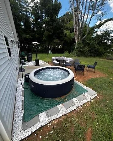 Uptown 3br | Hot Tub + Fire Pit Holiday home *