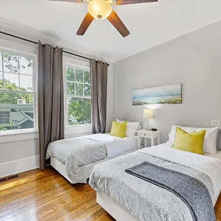 2 Bedroom In Myers Park With Comfortable Screened Porch *