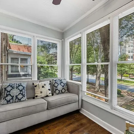 Contemporary Gem In The Heart Of Myers Park Holiday home *