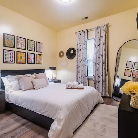Uptown 3br | Hot Tub + Fire Pit Holiday home *