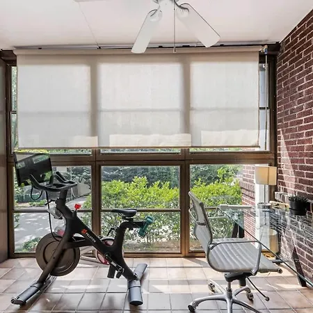 Spacious 2br In Myers Park With Sunroom Holiday home *