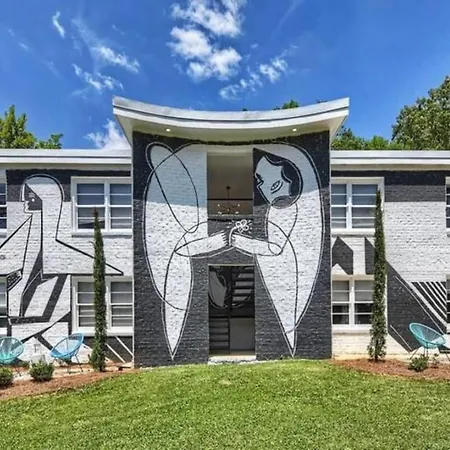 Holiday home Spacious With Easy Access To Uptown