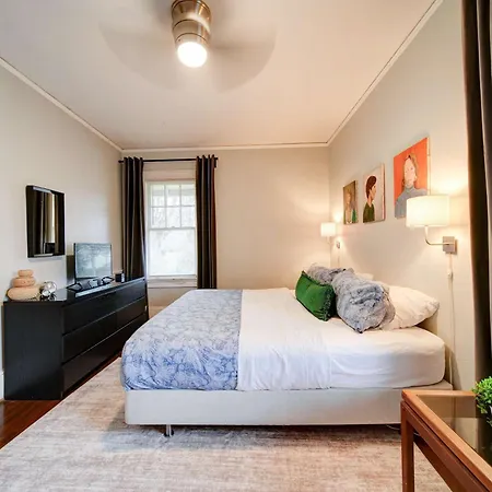 Elegant 1br In Elizabeth With Covered Porch Holiday home