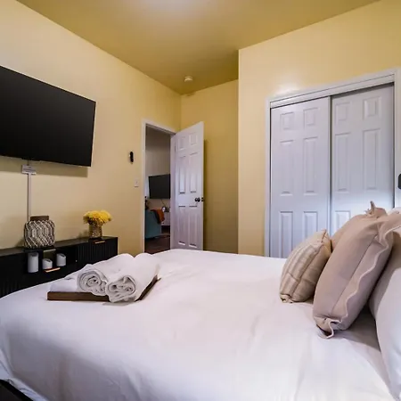 Holiday home Uptown 3br | Hot Tub + Fire Pit Charlotte