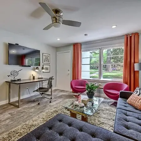 Spacious With Easy Access To Uptown Holiday home *