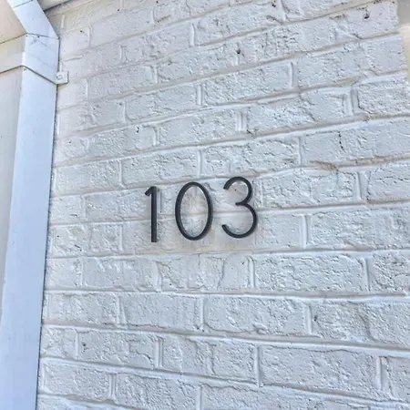 Spacious Conveniently Located 1br In Myers Park