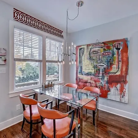 Modern 2br With Sunroom Near Uptown Holiday home