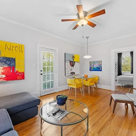 Holiday home Bright And Restful 2br Near Uptown With Balcony *