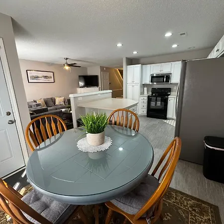 Beautiful 2 King Bedrooms With Garage Holiday home *