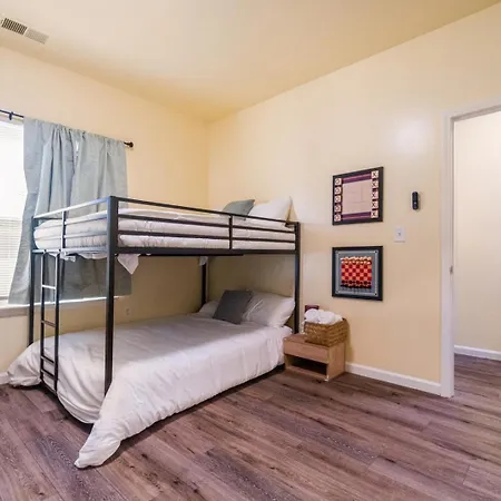 Uptown Charlotte 3Br | Grill + Fire Pit Holiday home Charlotte