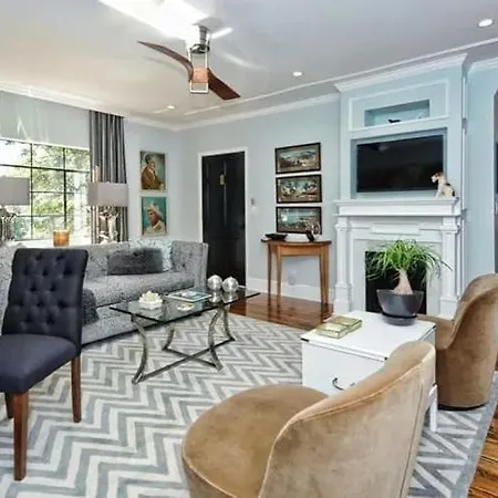Chic And Comfortable 2br Near Uptown