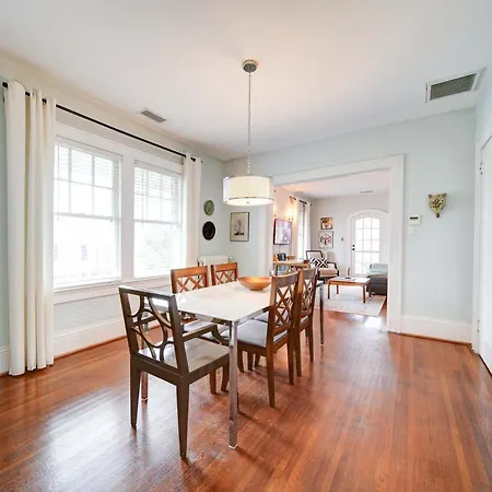 Holiday home Elegant 1br In Elizabeth With Covered Porch *