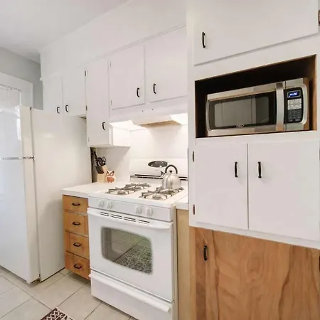 Elegant 1br King Condo, Elizabeth-plaza Midwood Holiday home *