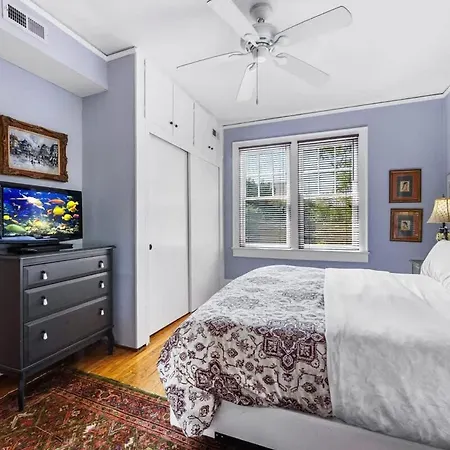 Spacious 2br In Myers Park With Sunroom Holiday home