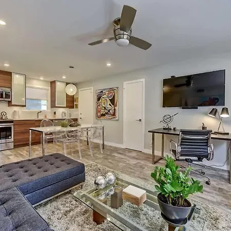 Holiday home Spacious With Easy Access To Uptown *