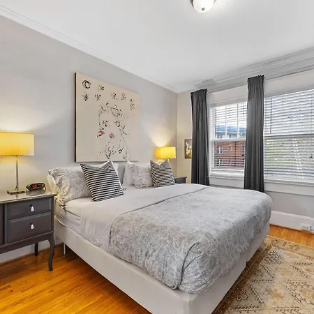 Bright And Restful 2br Near Uptown With Balcony