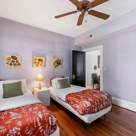 Spacious 2br In Myers Park With Sunroom *