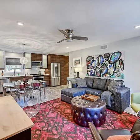 Comfortable And Stylish Near Myers Park Holiday home *
