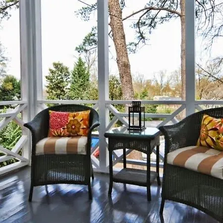 Beautifully Furnished Modern 2br With Balcony * Charlotte