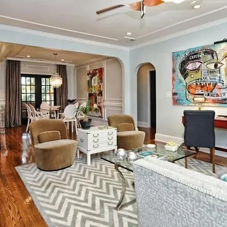 Chic And Comfortable 2br Near Uptown Holiday home