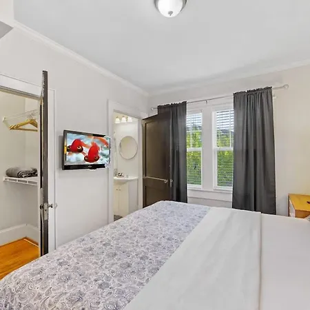 Holiday home Vibrant And Cozy 2br Near Uptown With Balcony Charlotte