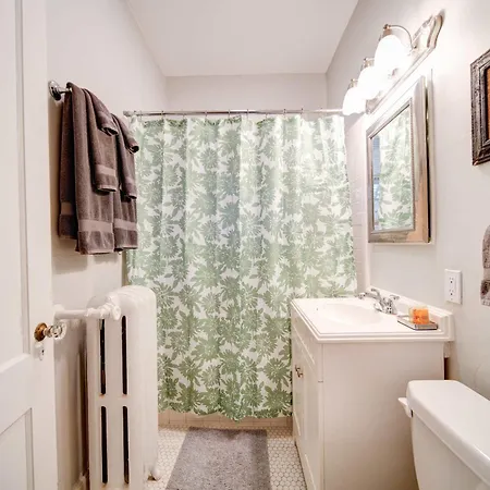 Holiday home Elegant 1br In Elizabeth With Covered Porch