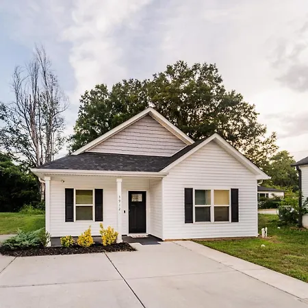 Holiday home Uptown 3br | Hot Tub + Fire Pit