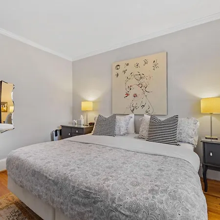 Holiday home Bright And Restful 2br Near Uptown With Balcony