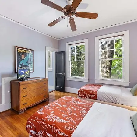 Spacious 2br In Myers Park With Sunroom Holiday home *