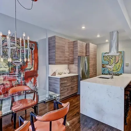 Holiday home Modern 2br With Sunroom Near Uptown *