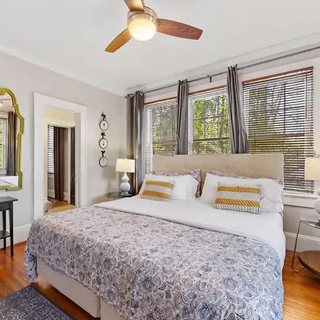 Contemporary 2br In Myers Park With Screened Porch