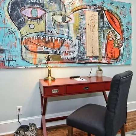 Chic And Comfortable 2br Near Uptown Holiday home