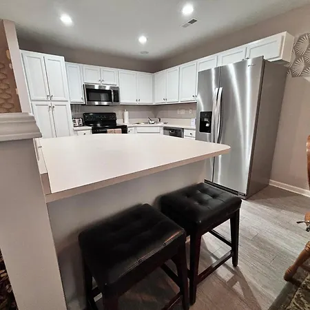 Beautiful 2 King Bedrooms With Garage Holiday home
