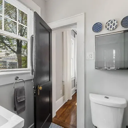 Contemporary Gem In The Heart Of Myers Park Holiday home
