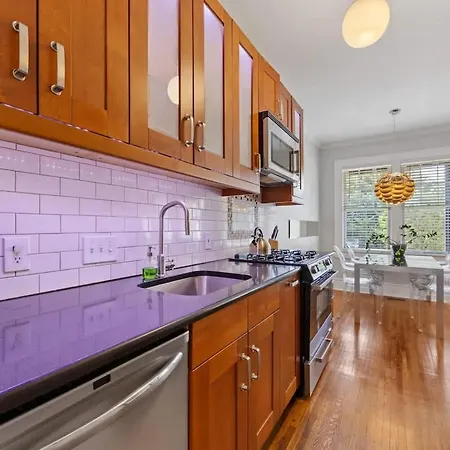 Stylish Myers Park 2 Bedroom With Screened Porch
