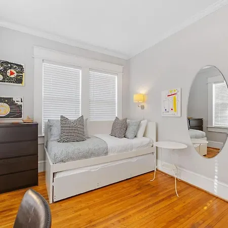 Holiday home Vibrant And Cozy 2br Near Uptown With Balcony