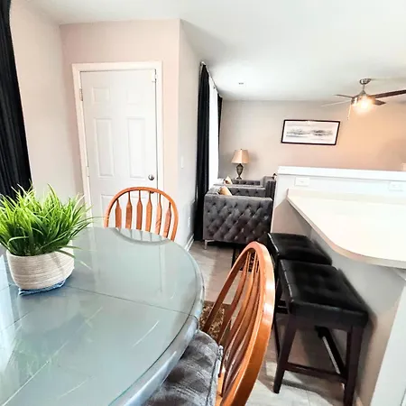 Beautiful 2 King Bedrooms With Garage