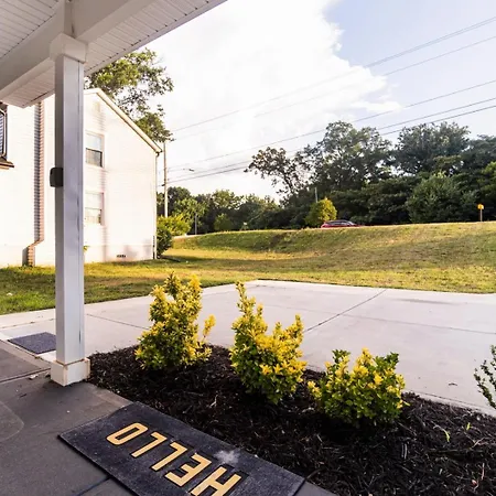 Holiday home Uptown 3br | Hot Tub + Fire Pit *
